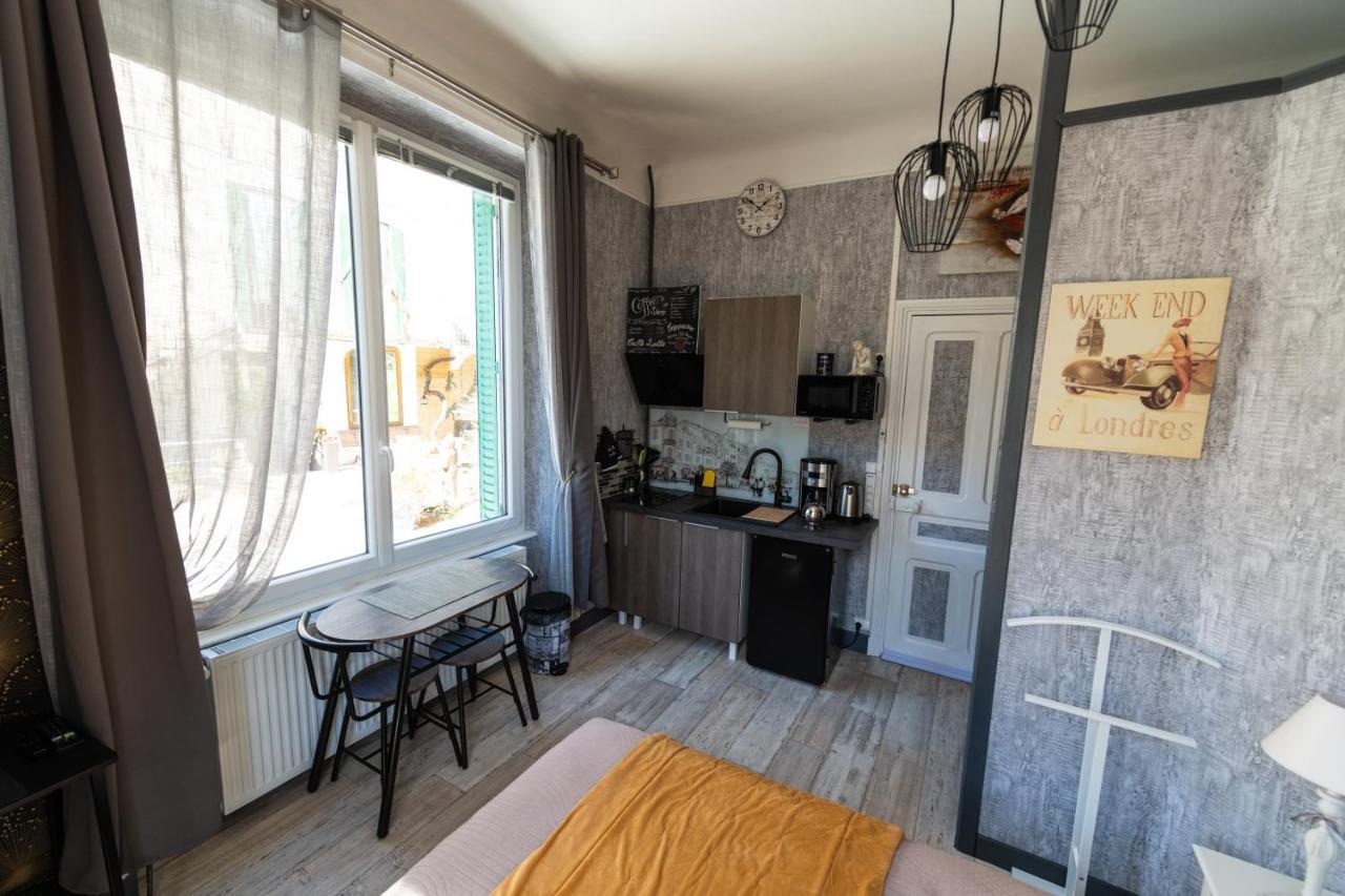 Studio Malou, Cuisine, Salle D'Eau, Terrasse Amenagee Olliergues Buitenkant foto
