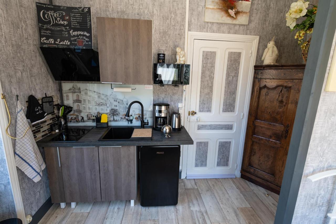 Studio Malou, Cuisine, Salle D'Eau, Terrasse Amenagee Olliergues Buitenkant foto