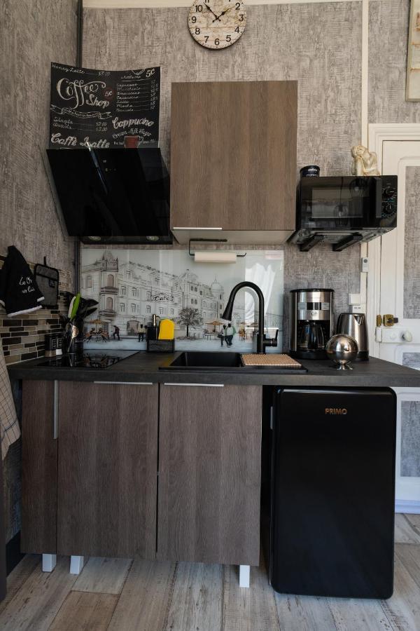 Studio Malou, Cuisine, Salle D'Eau, Terrasse Amenagee Olliergues Buitenkant foto