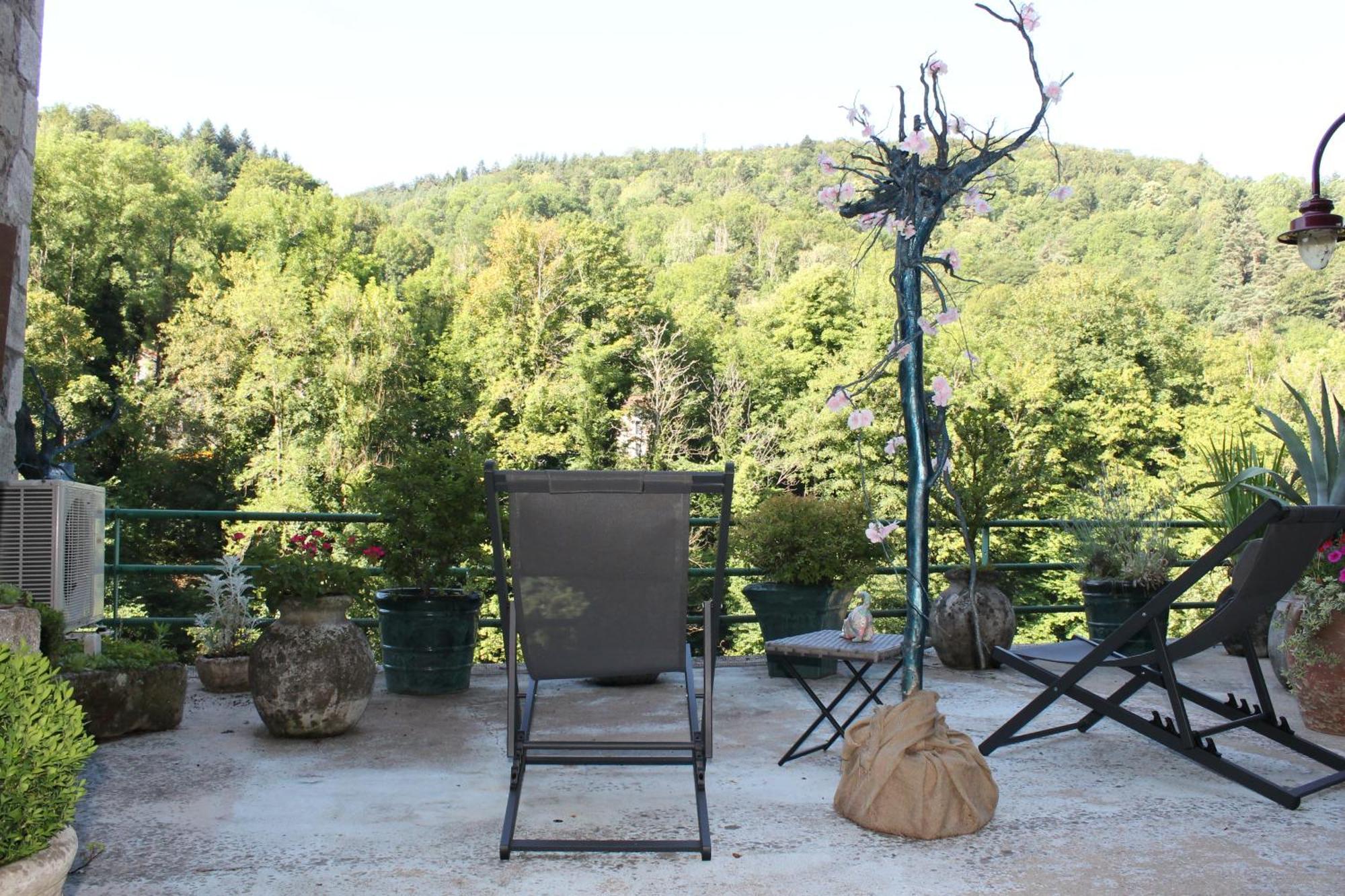 Studio Malou, Cuisine, Salle D'Eau, Terrasse Amenagee Olliergues Buitenkant foto