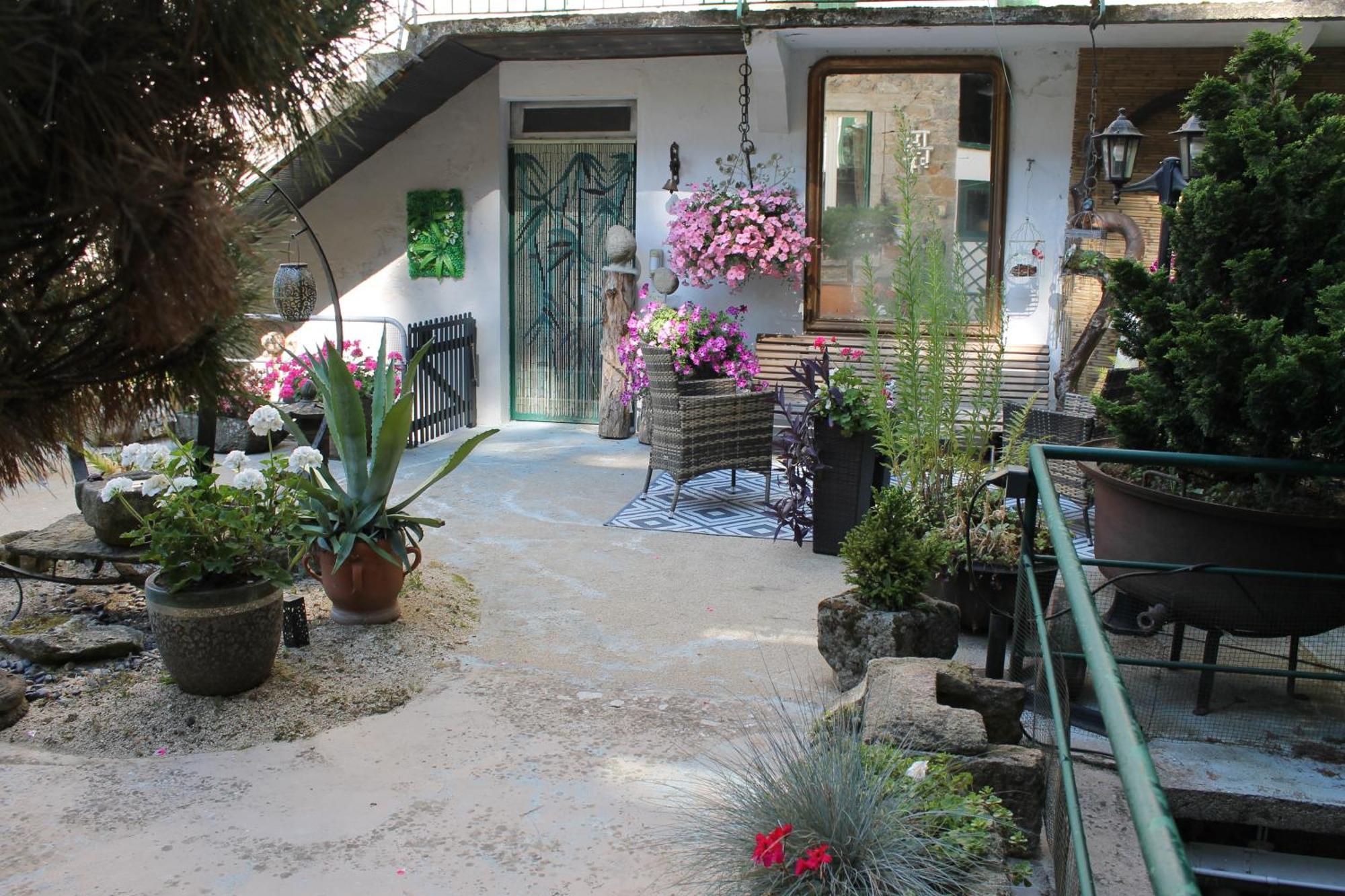 Studio Malou, Cuisine, Salle D'Eau, Terrasse Amenagee Olliergues Buitenkant foto