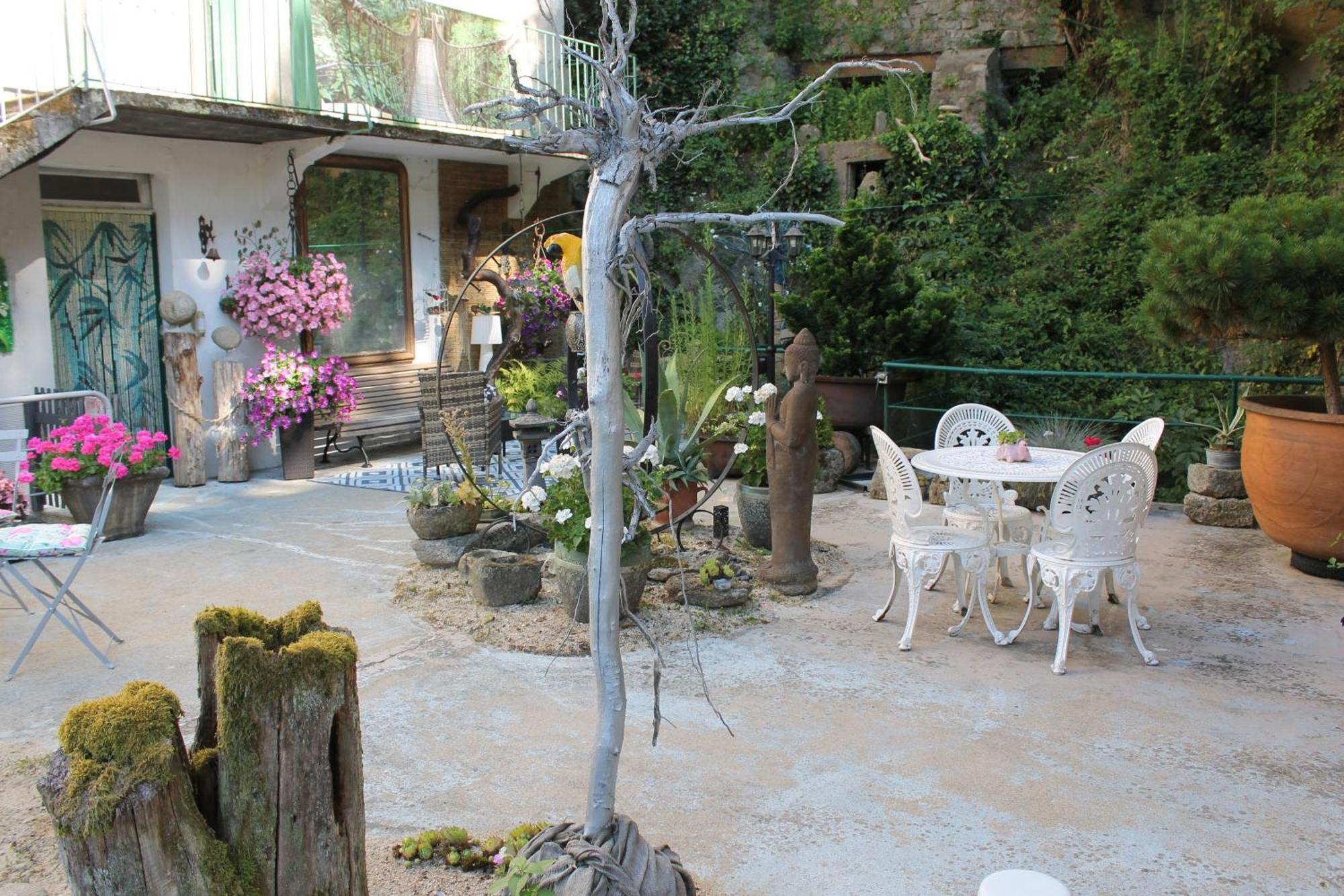 Studio Malou, Cuisine, Salle D'Eau, Terrasse Amenagee Olliergues Buitenkant foto