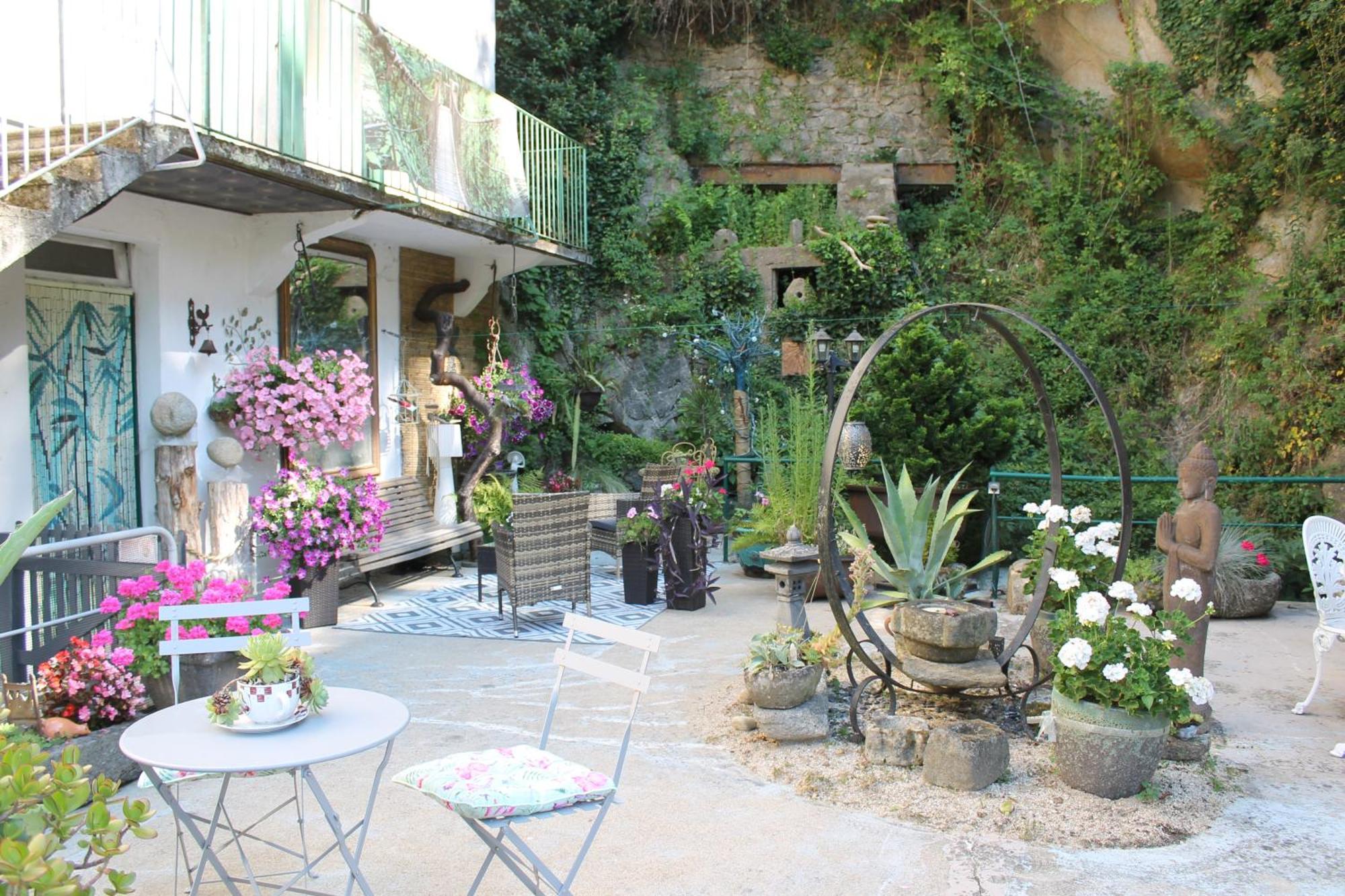 Studio Malou, Cuisine, Salle D'Eau, Terrasse Amenagee Olliergues Buitenkant foto