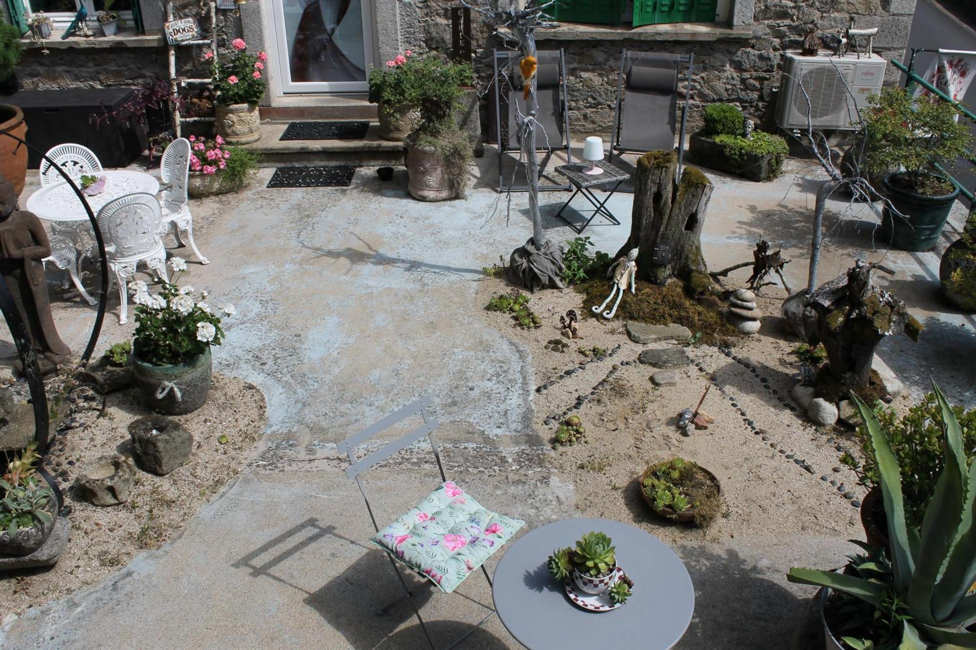Studio Malou, Cuisine, Salle D'Eau, Terrasse Amenagee Olliergues Buitenkant foto